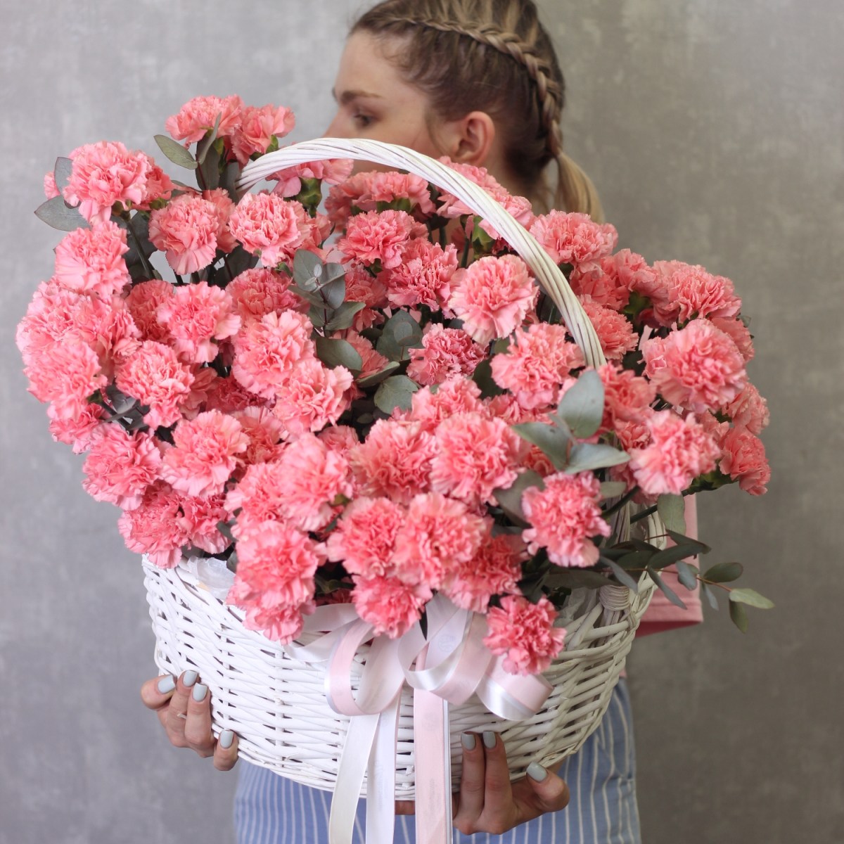 Korzina s cvetami rozovaya gvozdika 5